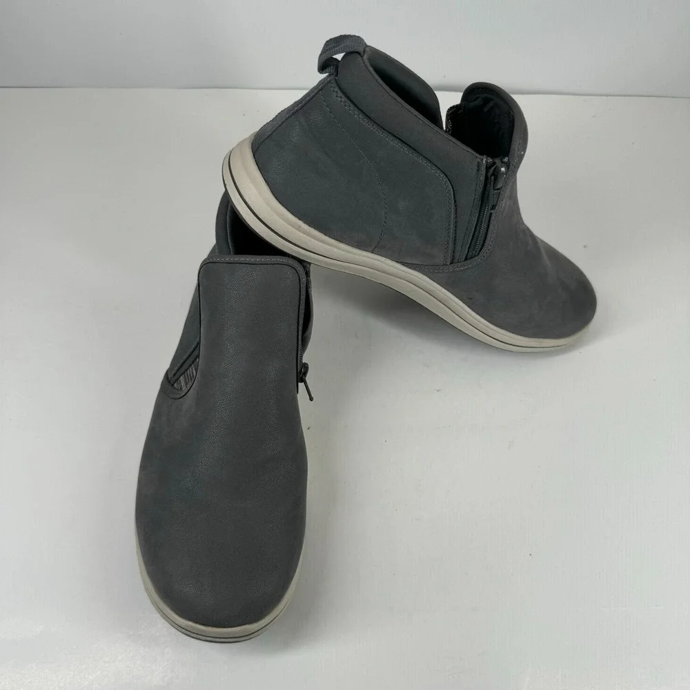 Clarks Cloudsteppers Breeze Clover Women's US 10W Grey Faux Nubuck Ankle Booties